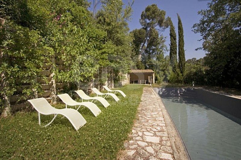 Rental of scenic locations for professional photo shoots in Aix en Provence, Bouches du Rhone area