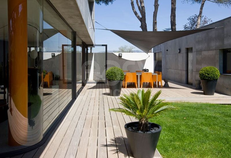 rental of various filming locations and scenic sets suitable for cinema in the Marseille Aix en Provence region