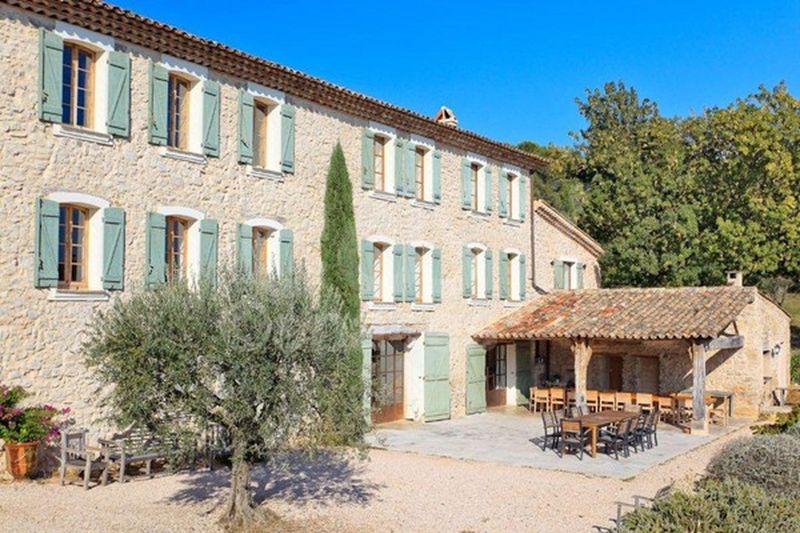 Rental of a venue including expansive grounds and a swimming pool for professional photo production in the Verdon region