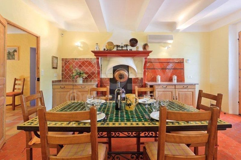 rental of filming locations including houses with swimming pools in the south of France