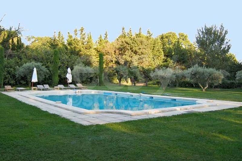 Villa rental with a private swimming pool for film shooting in the beautiful South of France