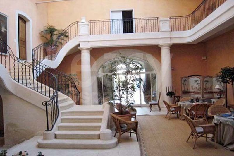Rental of a beautiful mansion with swimming pool for video shooting in Arles with exceptional setting and amenities