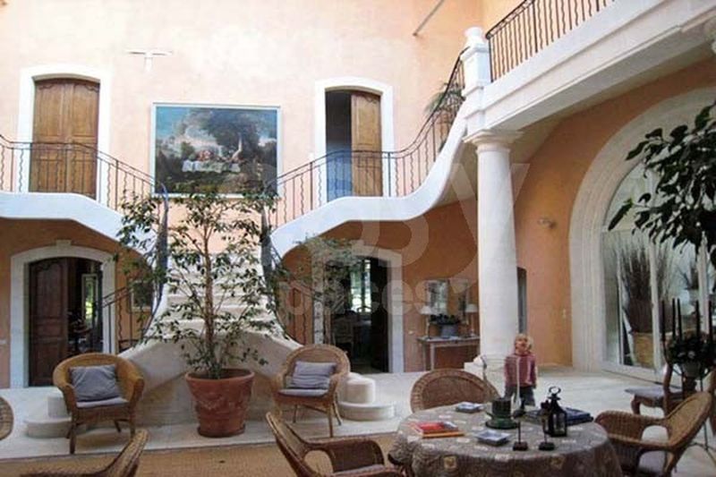 Rental of a beautiful venue with terrace and garden for fashion photo shoots in the stunning South of France near Monaco