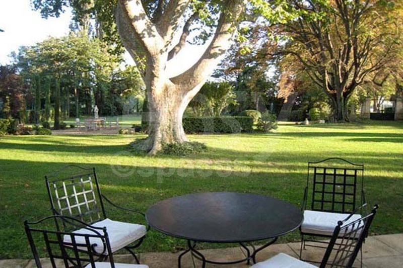 Rental of various film sets and diverse decor locations specifically for movie shooting in Arles