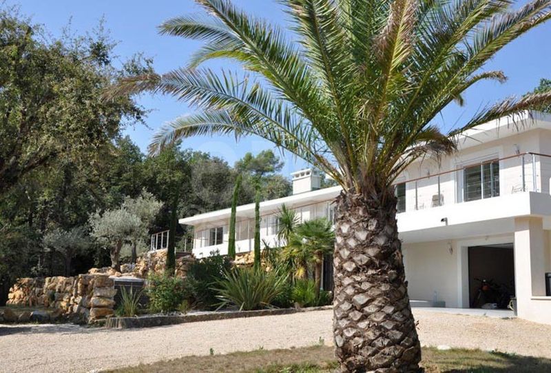Renting a Stunning American Architect-Designed House Perfectly Suited for a Filming Project in Cannes