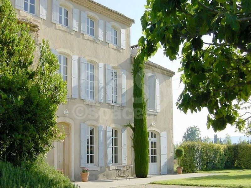 Villa available for rent for professional photoshoots located in beautiful Cavaillon in the Vaucluse region 84 of the picturesque PACA area