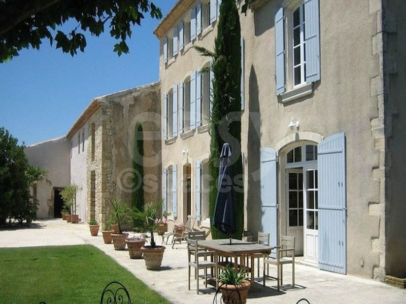 Rental of a charming bastide with beautiful garden and private swimming pool ideal for professional photoshoots in Cavaillon, located in the picturesque Vaucluse region in the scenic south of France
