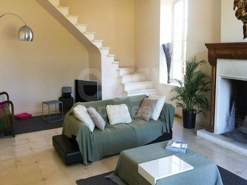 House available for rent specifically designed for cinema productions and photo shoots located in the scenic Vaucluse region 84