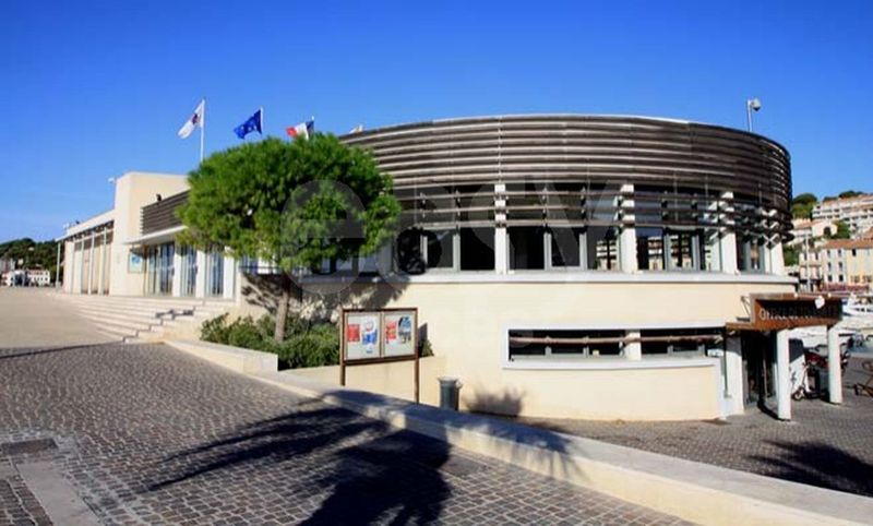 rental of venues suitable for hosting professional and corporate events