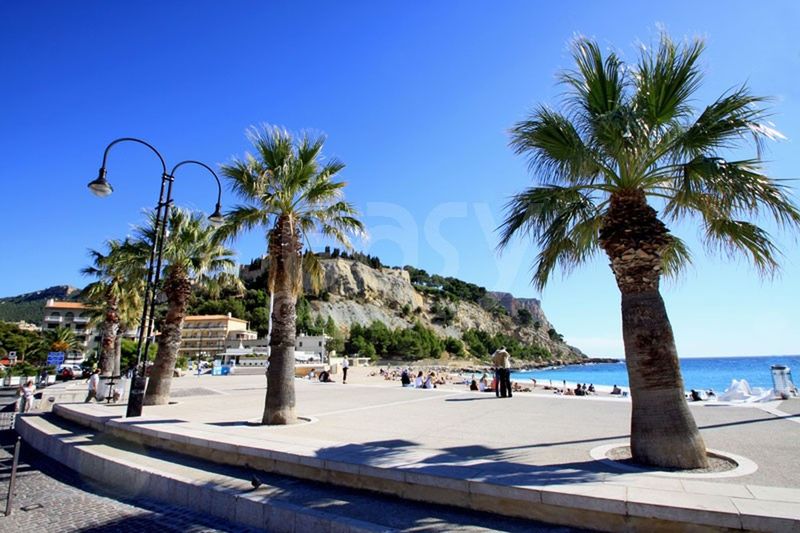 Renting an ideal venue for hosting a professional corporate event in Marseille Aubagne Cassis Aix en Provence in the PACA region of southern France