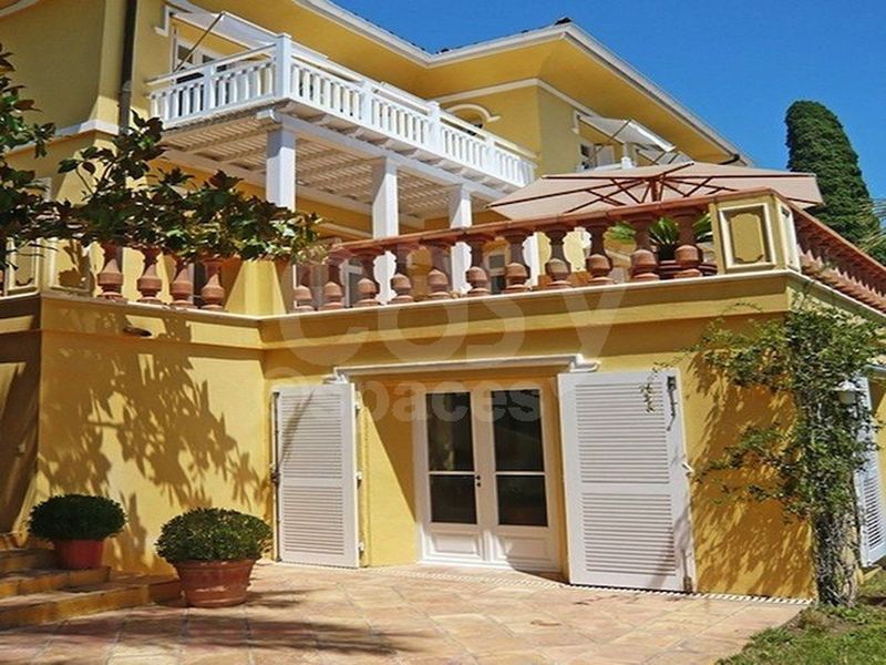 Beautiful and charming large estate available for rent specifically for feature film productions in the picturesque region of PACA Var 83 near the famous town of Saint-Tropez