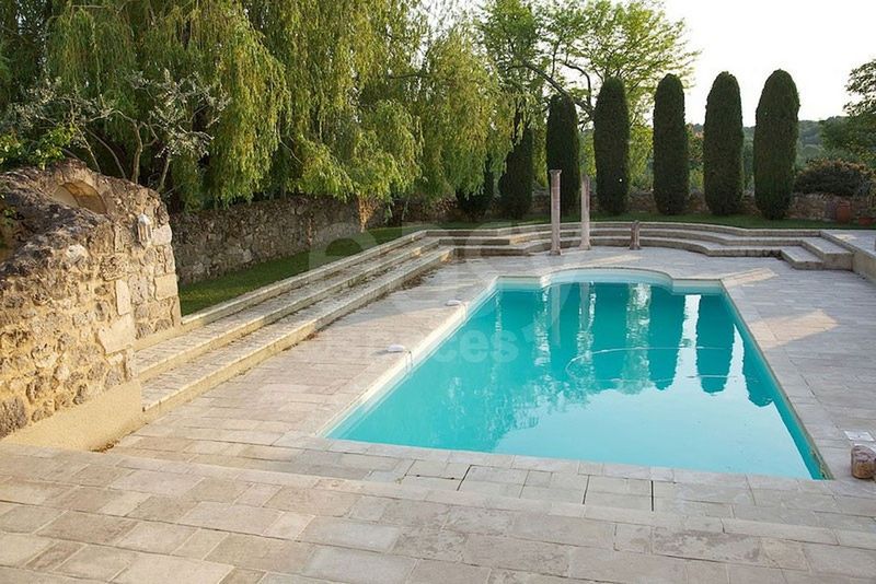 Location of venues and sets between the cities of Bordeaux and Toulouse for various productions