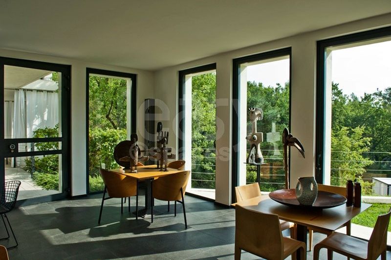 rental of a contemporary house perfectly suited for event hosting in the beautiful Paca region near Cannes