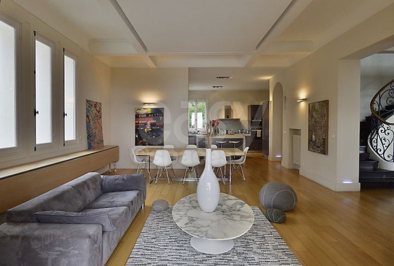 Luxury villa available for hosting exclusive events in the beautiful city of Nice located in the Provence-Alpes-Côte d'Azur (PACA) region with postal code 06