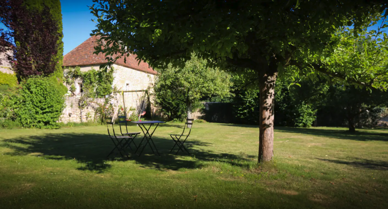 Decor available for rent suitable for film shooting in Paris, FRANCE