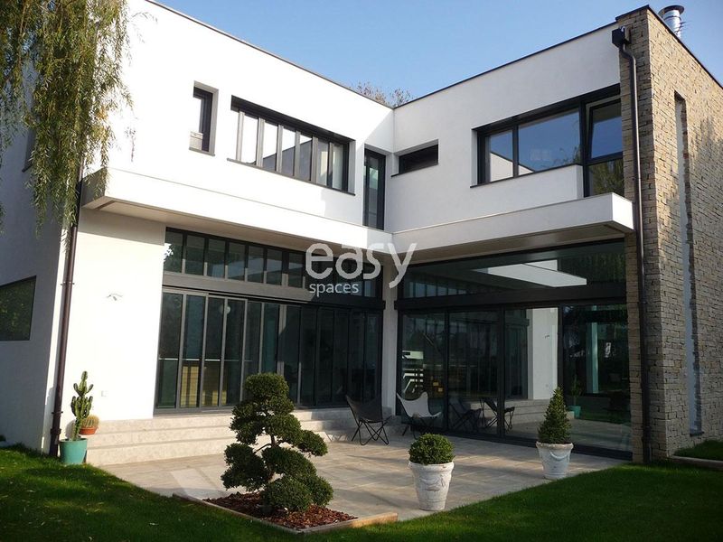 villa rental with garden available for shooting purposes in Paris 75