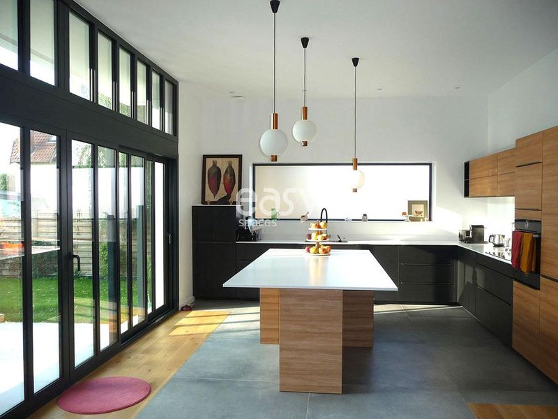 Private villa with a garden available for rental specifically intended for filming purposes in Paris, France