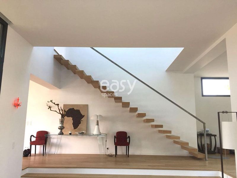 Private villa with a spacious garden available for rent specifically for photoshoots in Paris