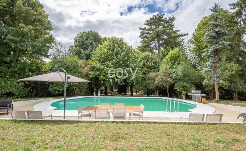 house with a private swimming pool ideal for professional photo shoots located in Paris