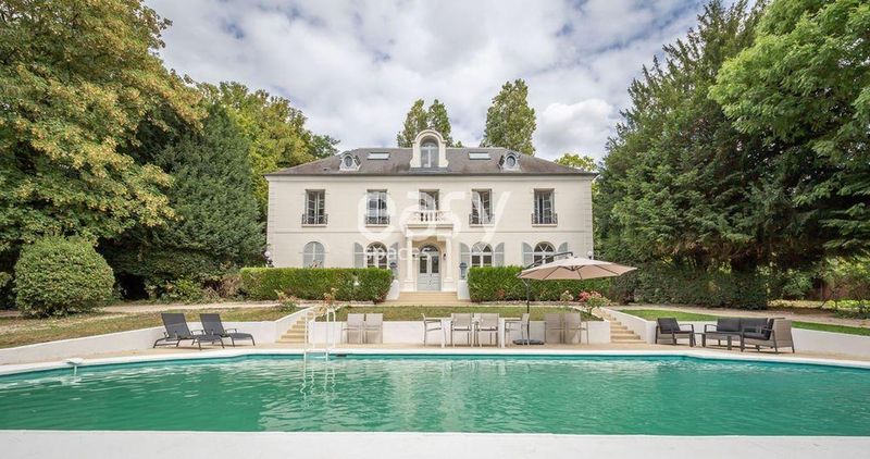 house with a swimming pool available for filming purposes located in Paris