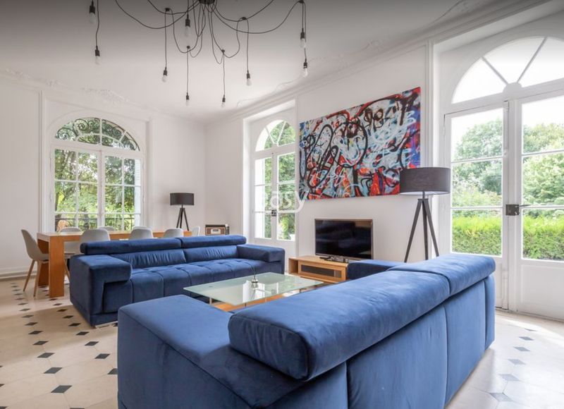 find a suitable and ideal shooting location in the city of Paris