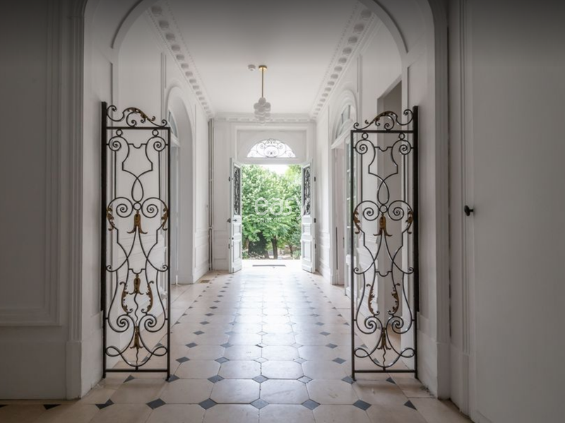 decorative setting designed specifically for photo shoots in the city of Paris