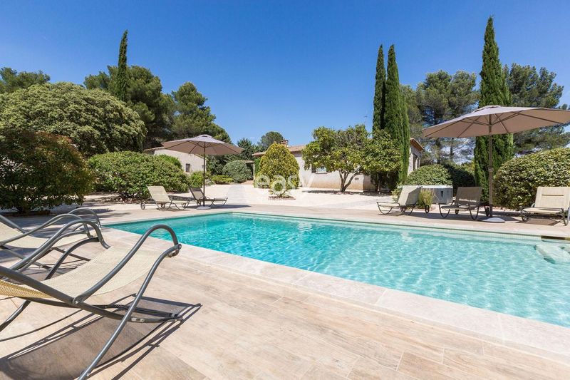 rent a traditional Provençal farmhouse-type house specifically for photo and video shoots purposes