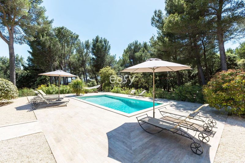 rental of a traditional Provençal farmhouse type house suitable for professional photo shoots in the 13 region