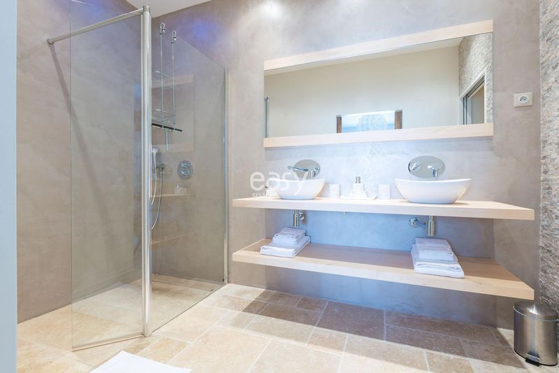 agency specializing in finding exceptional locations for filming movies in the picturesque Luberon region