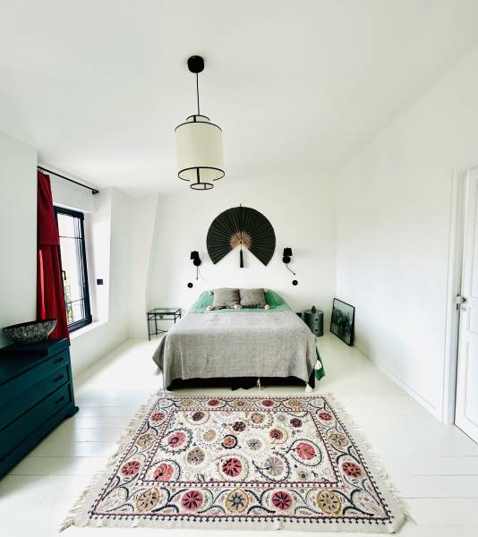 renting a house for a filming project in Paris, FRANCE, for professional purposes requiring a suitable location