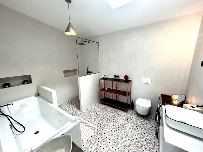 Bathroom specifically designed and fully equipped for professional photo shoots in Paris, France