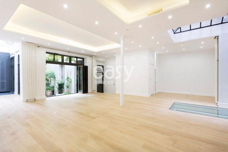 Showroom Available for Rent in Central Paris, France, Ideal for Business and Exhibitions