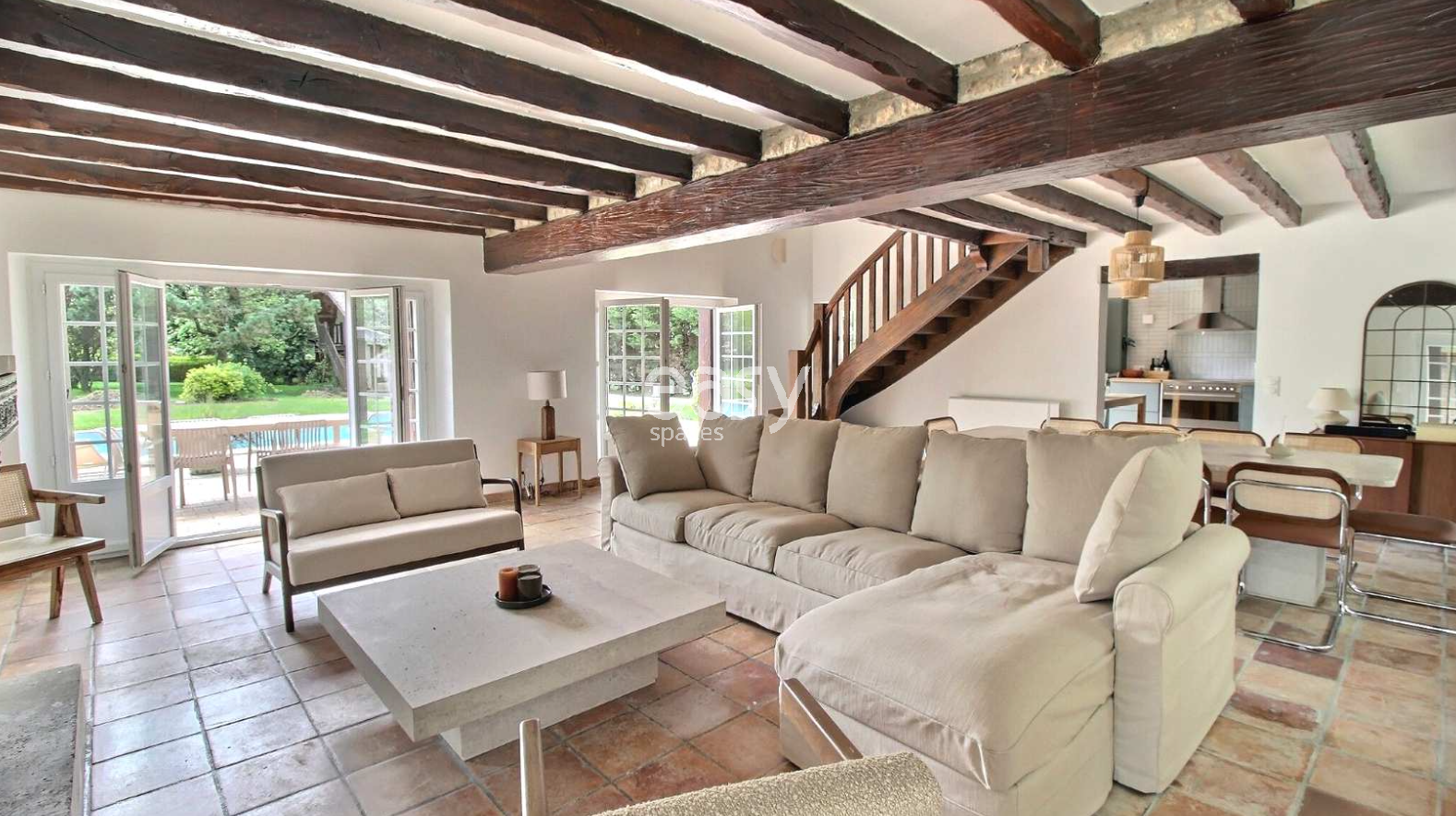 Renting a photo shoot location specifically designed for children's fashion photography in Normandy, France