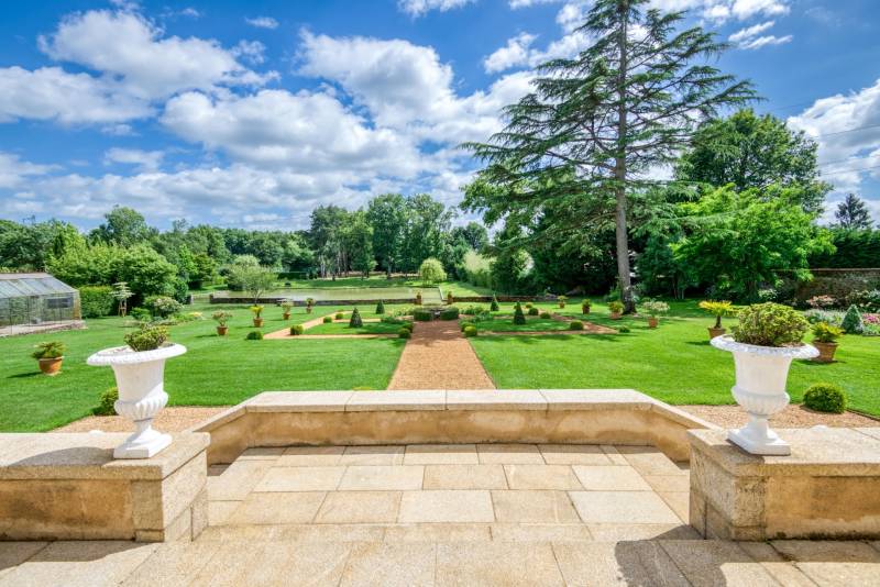 Location with a body of water suitable for filming in Nantes, France