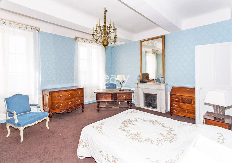 How to effectively find a unique and atypical location suitable for organizing exceptional event experiences in Toulon located in the Provence-Alpes-Côte d'Azur region