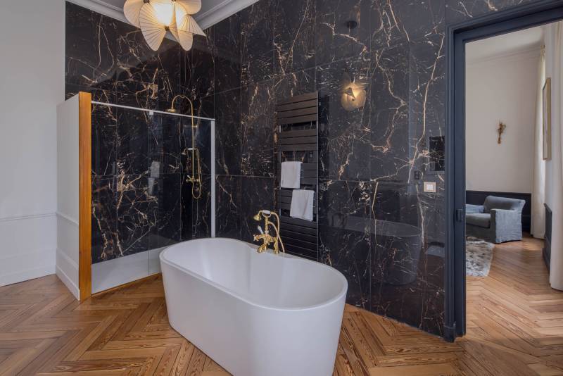 find a suitable and convenient shooting location in the beautiful city of Rouen, FRANCE