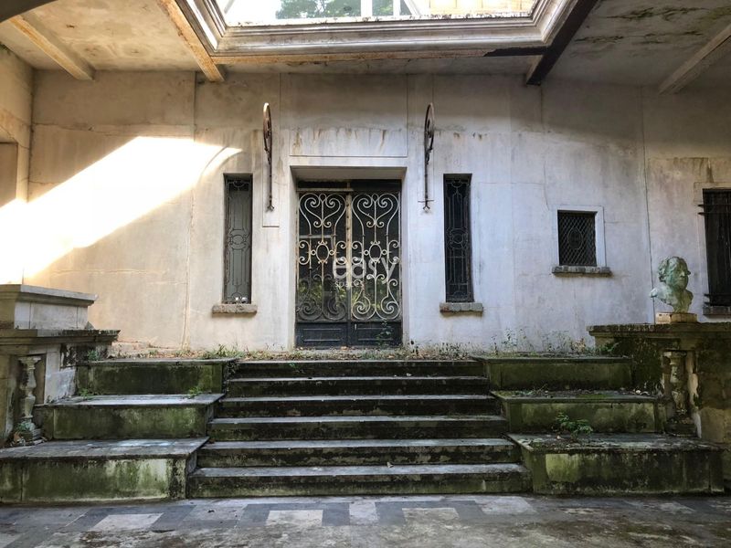 Run-down place available for rent in the heart of Paris 75