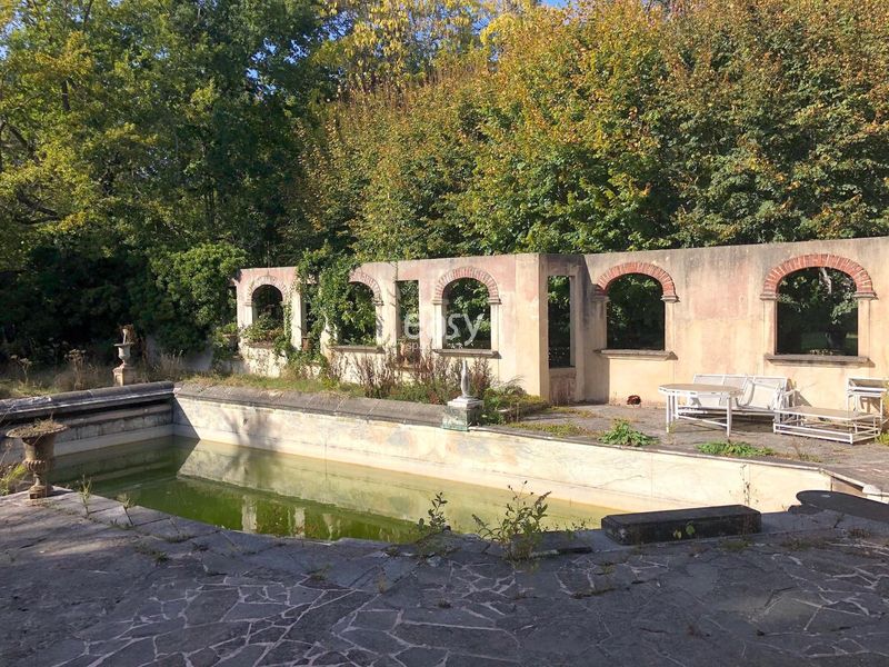 rental of a house in ruins available for lease in the city of Paris