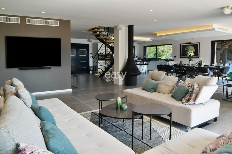 Seaside outdoor photo shoot location with a beautiful sea view in Saint Tropez