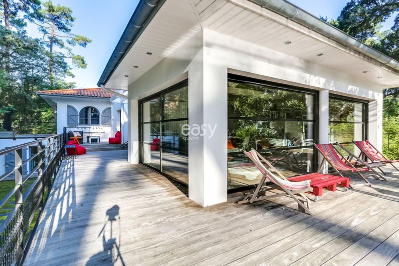 Filming location in the beautiful and scenic town of Hossegor