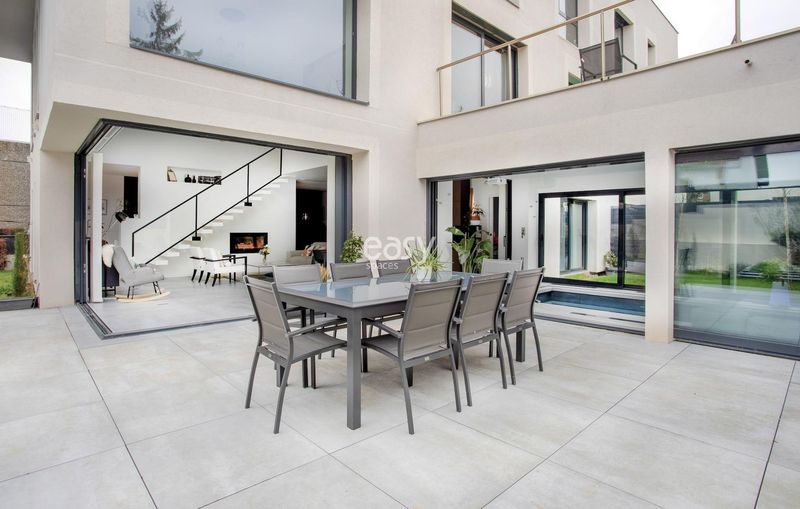 location with a garden suitable for a photoshoot in Paris, FRANCE