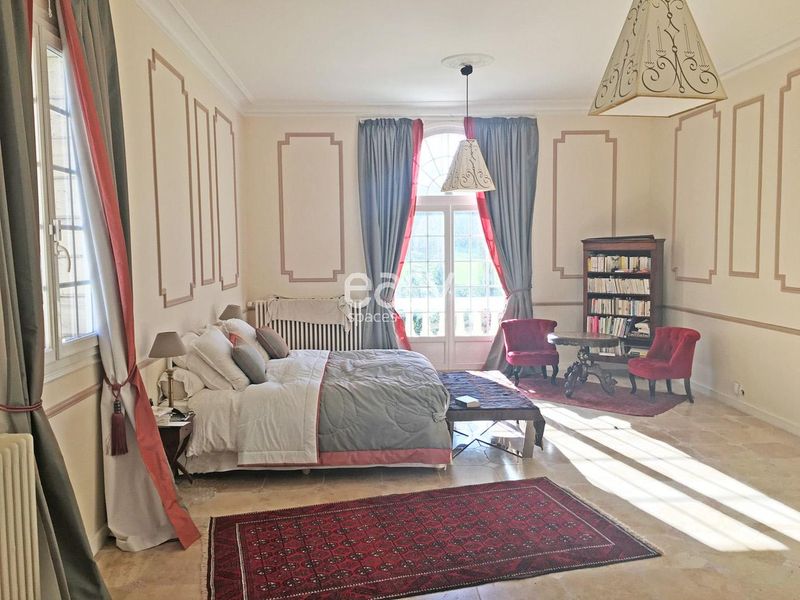 who exactly knows any filming location anywhere in the city of Paris?