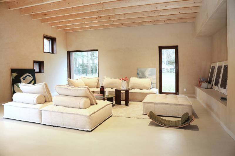 Wooden house available for rent specifically intended for professional photo shoots located in the Île-de-France region of FRANCE