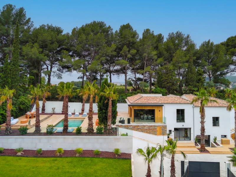 Contemporary house available for rent in Marseille, France, perfect for photo shoots and creative projects