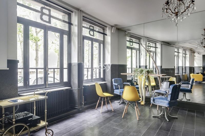 renting a venue for an important and large-scale product launch event in Lyon